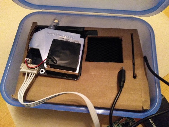 Box mit Auslassungen im Karton für Sensoren, USB-Hub und RPI